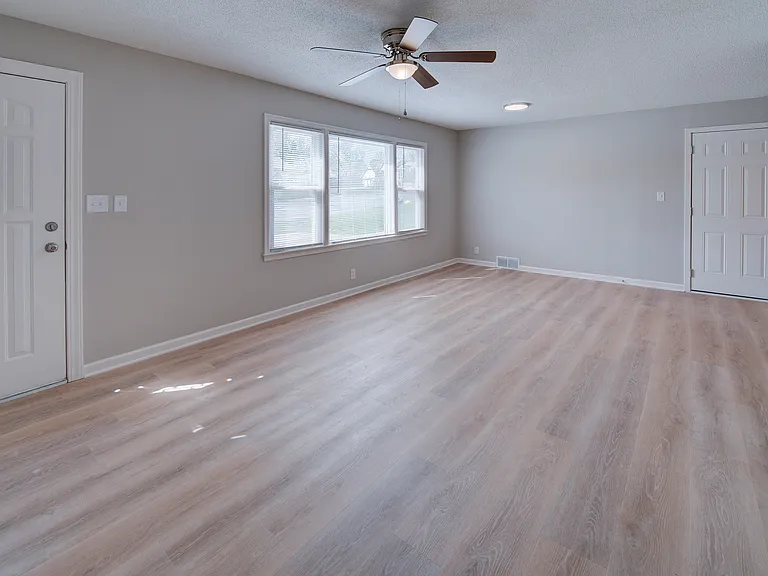 3712 NE Vivion Rd — Photo 2