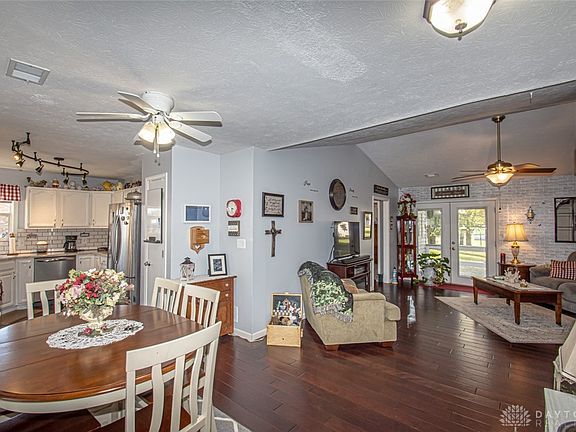 3rd image of 125 Saxon Dr