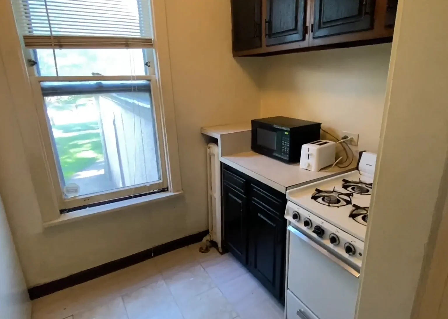 Studio, $950 — Photo 2