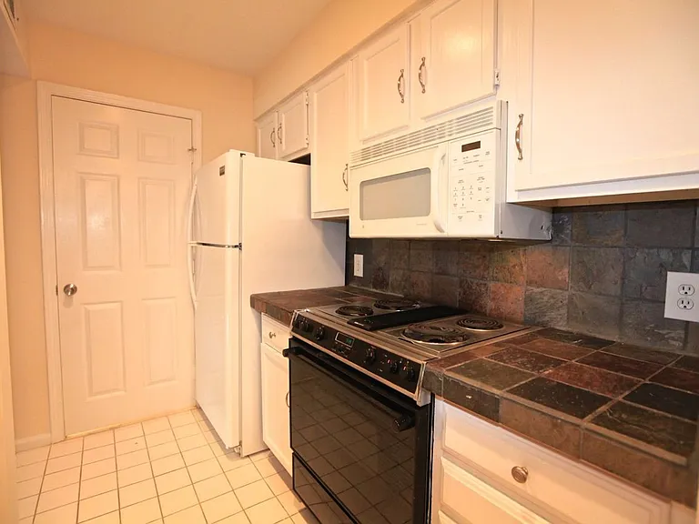 417 W 8th St #G — Photo 4