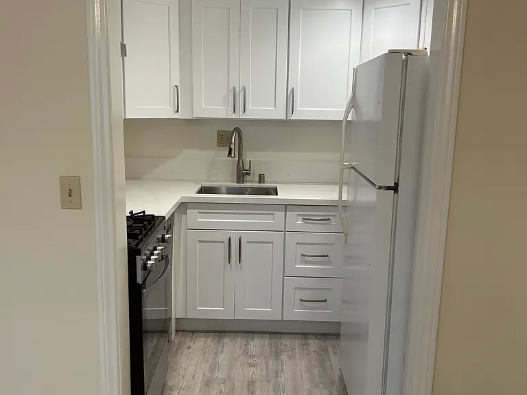 1924 Pelham Ave #101 — Photo 11