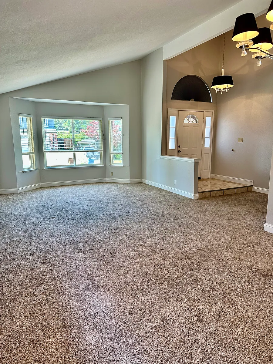 Front entry & living room - 934 Meadowvale Ct