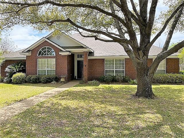 1st image of 841 Country Lane Dr