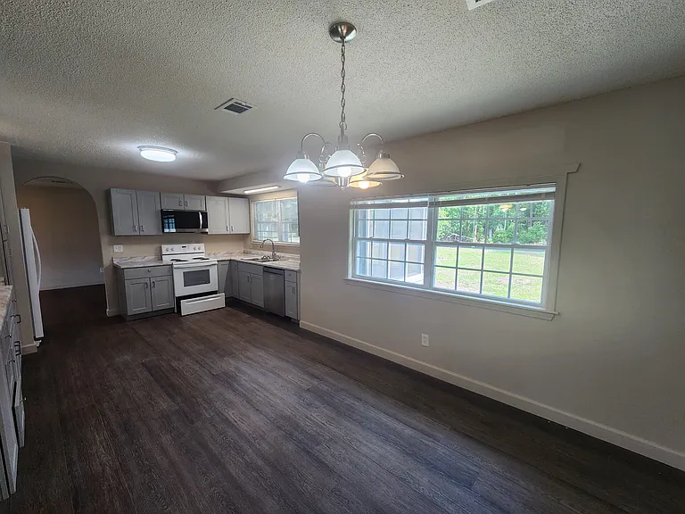 535 Azalea St — Photo 9