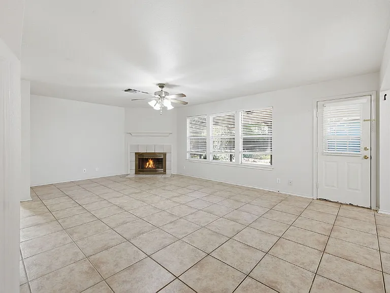 832 Dimrock — Photo 10