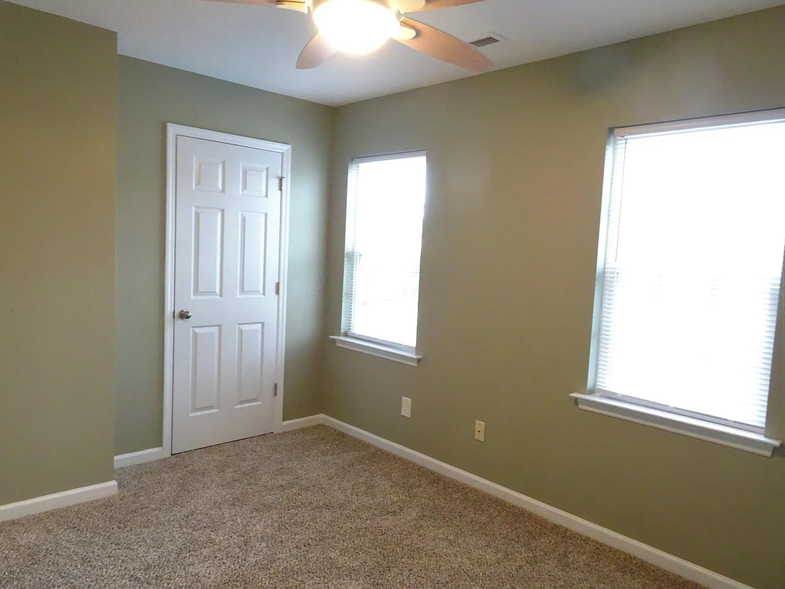Grandeur Avenue 4001 - 1 — Photo 2