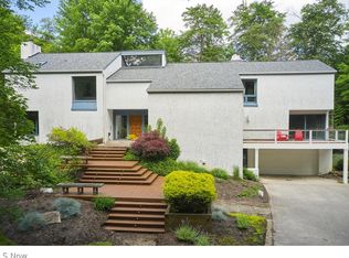 85 Windrush Dr, Moreland Hills, OH