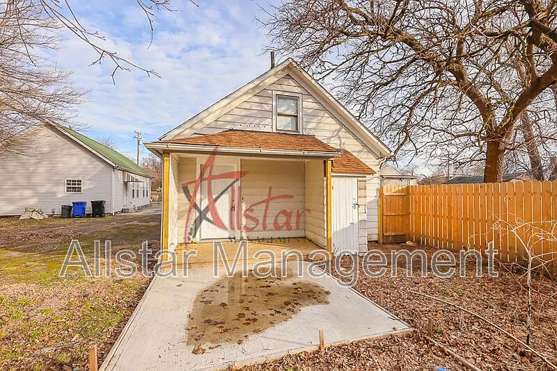 3 bed, 1.0 bath, 1250 sqft, $1,095 — Photo 4