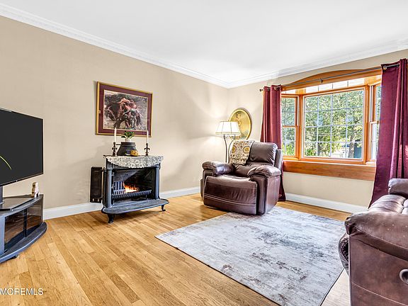 3rd image of 52 Darien Road