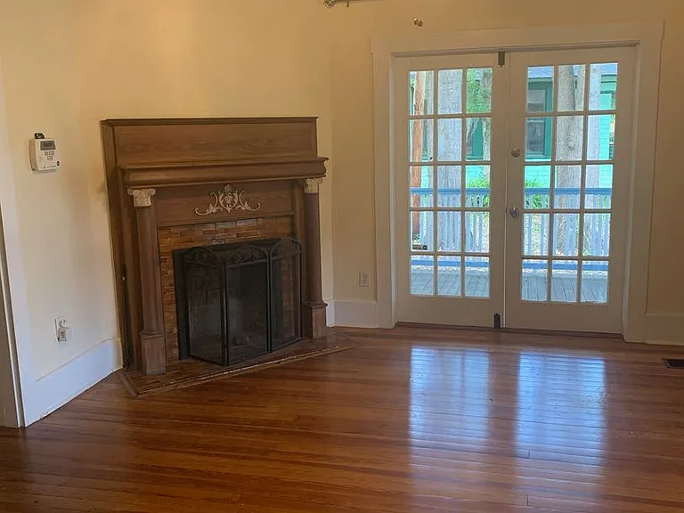 220 NE 7th St — Photo 11