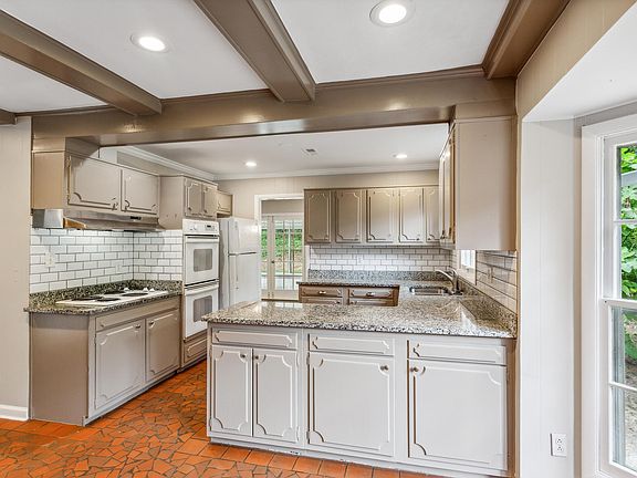 5th image of 2594 Leafmore Dr SE