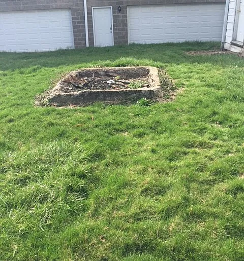 Spacious back yard (Fire Pit)