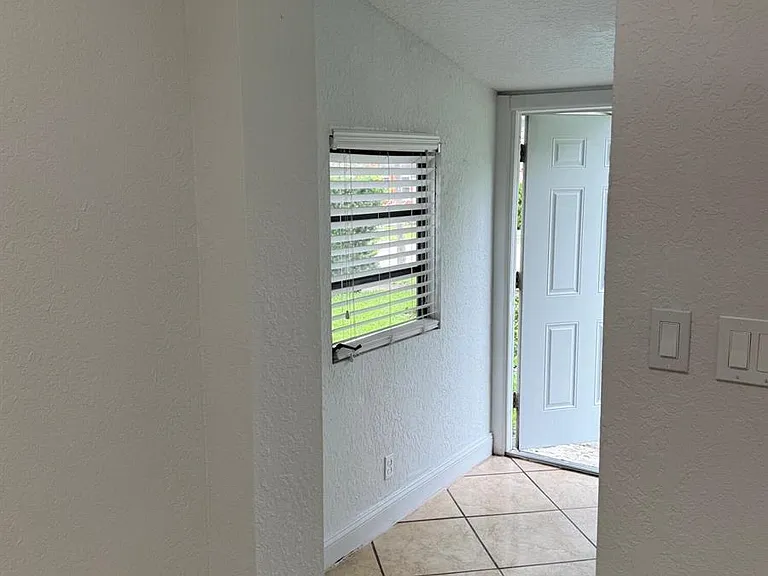 741 Roseland Dr — Photo 8