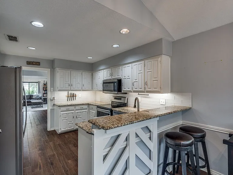 1108 Richland Oaks Dr — Photo 2