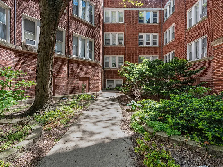 6565 N. Lakewood Renovated Rogers Park Apartments — Photo 7