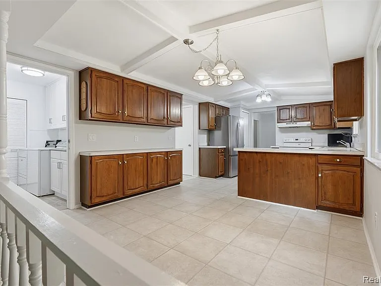 1880 Welling Dr — Photo 15
