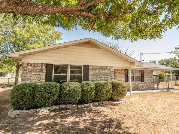 97 Wade St, Nocona, TX 76255