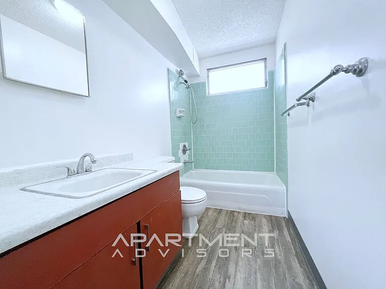 1218 N School St — Photo 8
