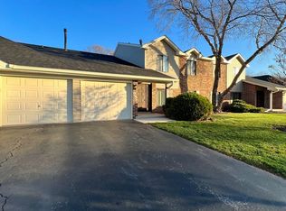 950 Cross Creek Dr #AA1, Roselle, IL 60172