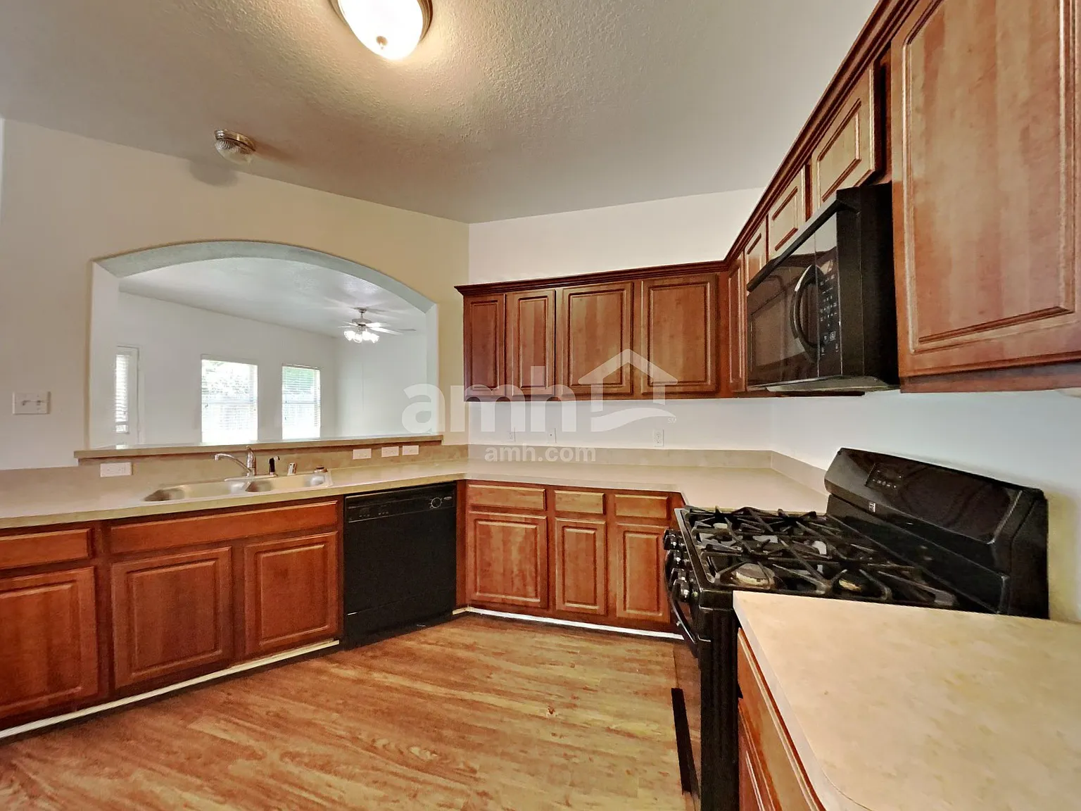 3 bed, 2.5 bath, 2192 sqft, $1,985 — Photo 3