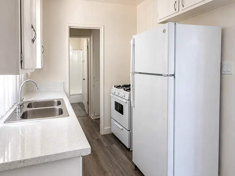111-115 E Beach Ave — Photo 10