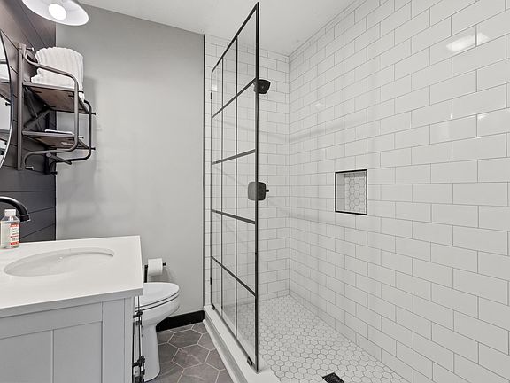 4th image of 543 Rosemont Gdn