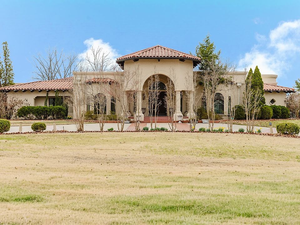 1st image of 319 Country Club Ln