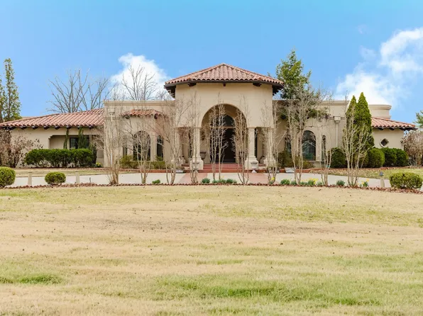 319 Country Club Ln, Harrisburg, IL 62946