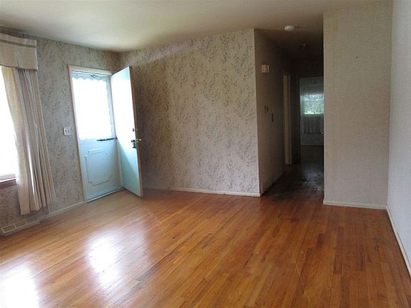 3rd image of 6 Mason Ct