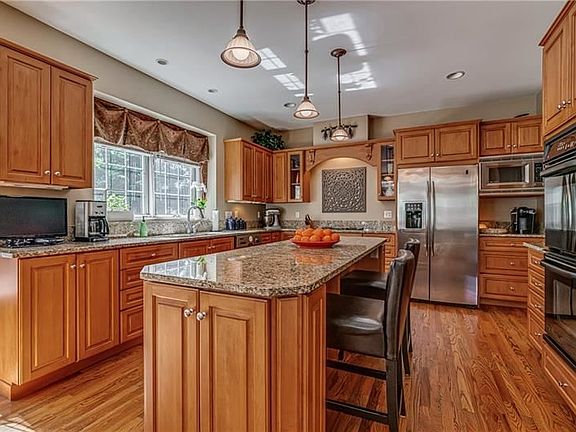3rd image of 1525 Windsor Ct