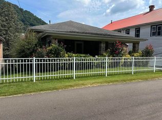 38 & 40 4th Ave, Montgomery, WV 25136