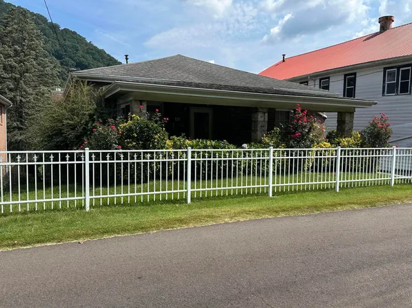 38 & 40 4th Ave, Montgomery, WV 25136