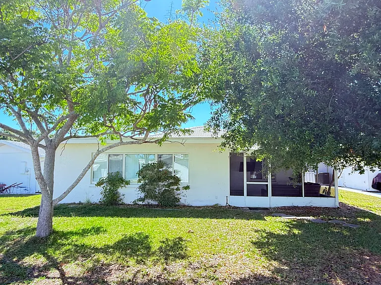 709 Hickory Ln — Photo 16