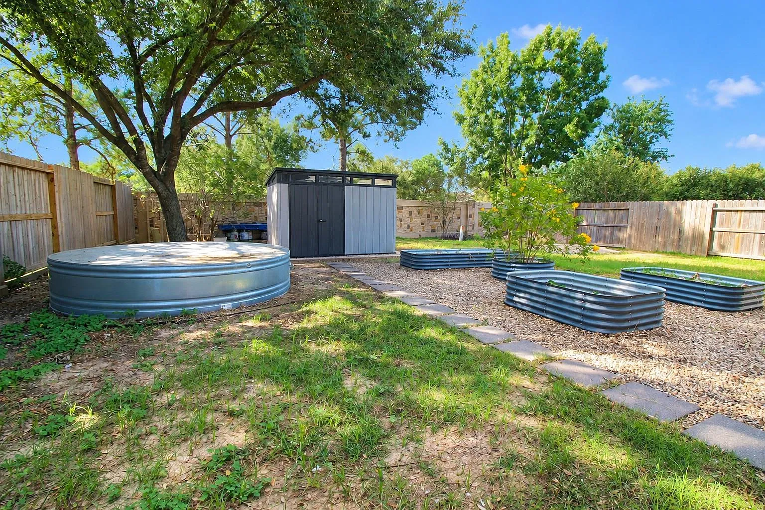 4 bed, 2.5 bath, 2418 sqft, $3,200 — Photo 4