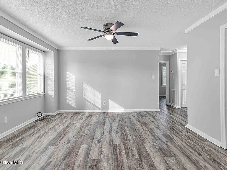 322 Starling St — Photo 4