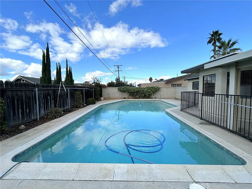 3 bed, 1361 sqft, $3,295 — Photo 2
