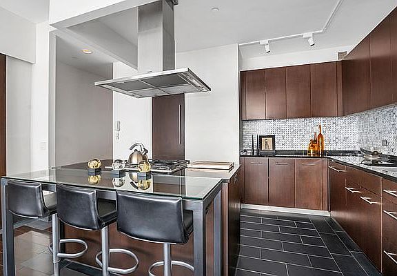 5th image of 40 Broad St APT 18B