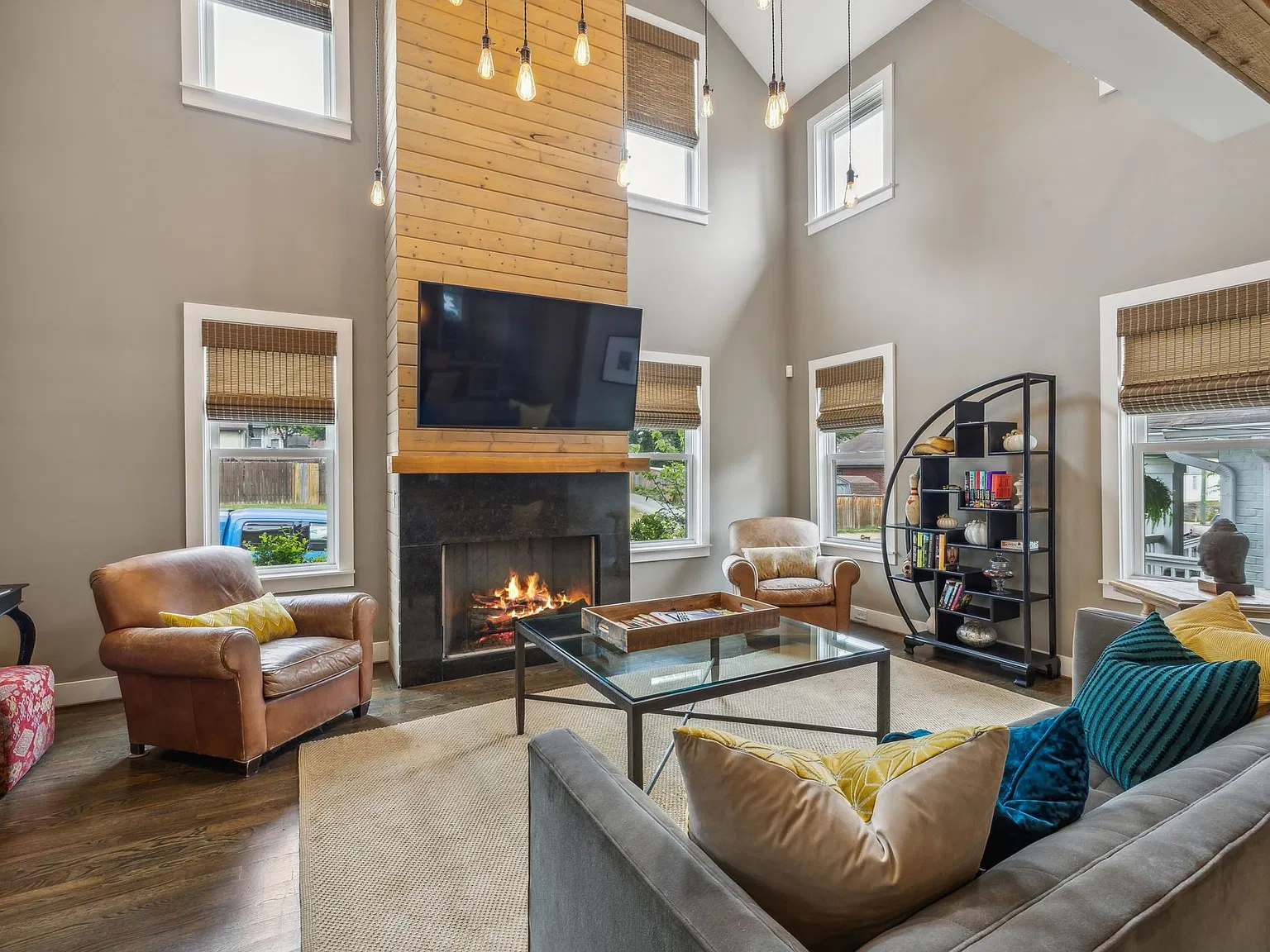 Living room with Ceiling Height