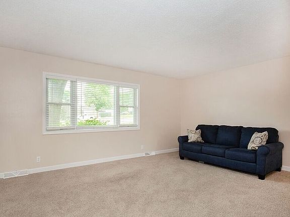3rd image of 1323 Spruce Hills Dr