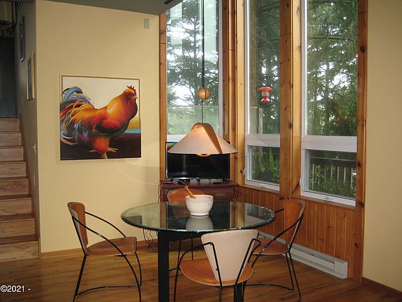 3rd image of 830 NW Highland Cir