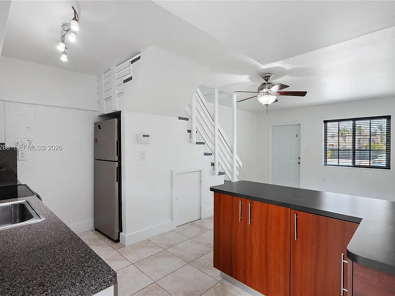 932 SW 6th St #5 — Photo 10