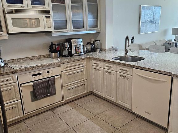 5th image of 2555 Collins Ave #1580