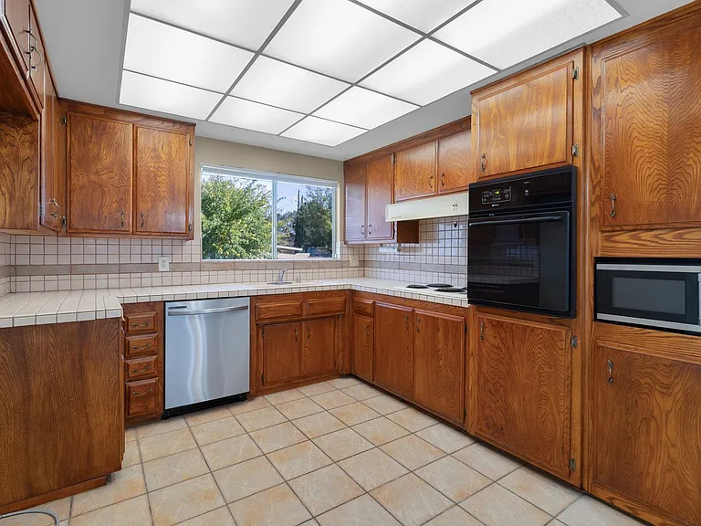 14236 Oxford Pl — Photo 2