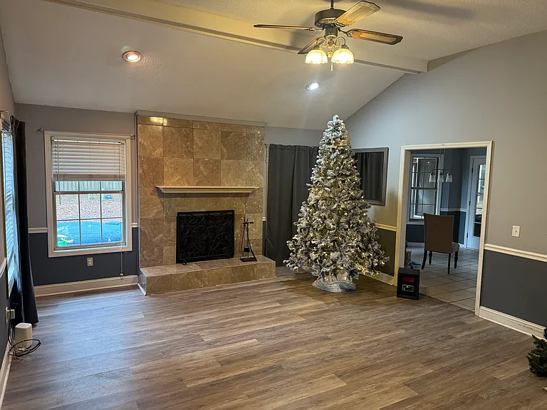 418 Flowers Dr — Photo 2