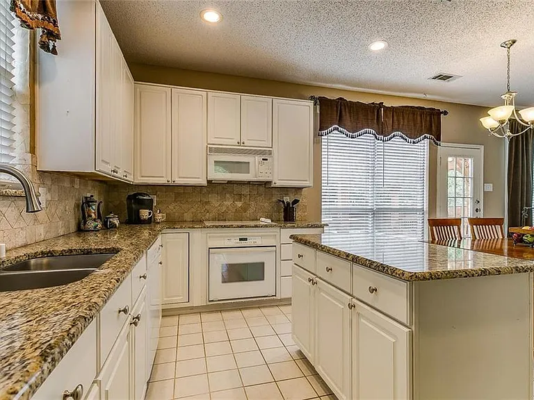 3504 Castlewood Ct — Photo 5