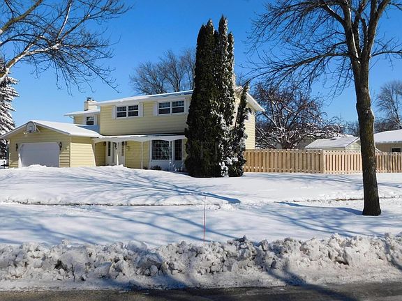 3rd image of 20 Woodcrest Dr N