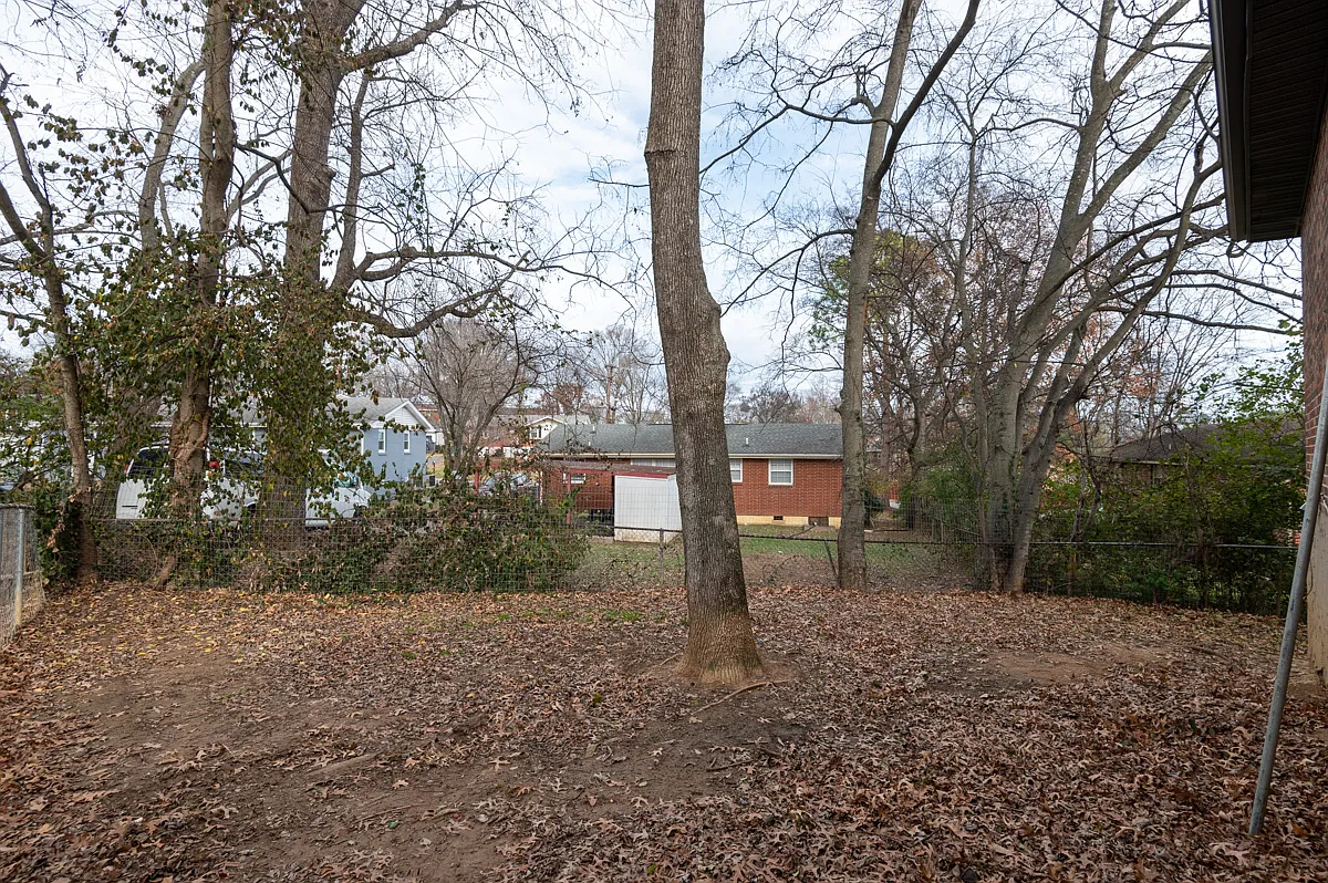 561 Singer Drive - B — Photo 4
