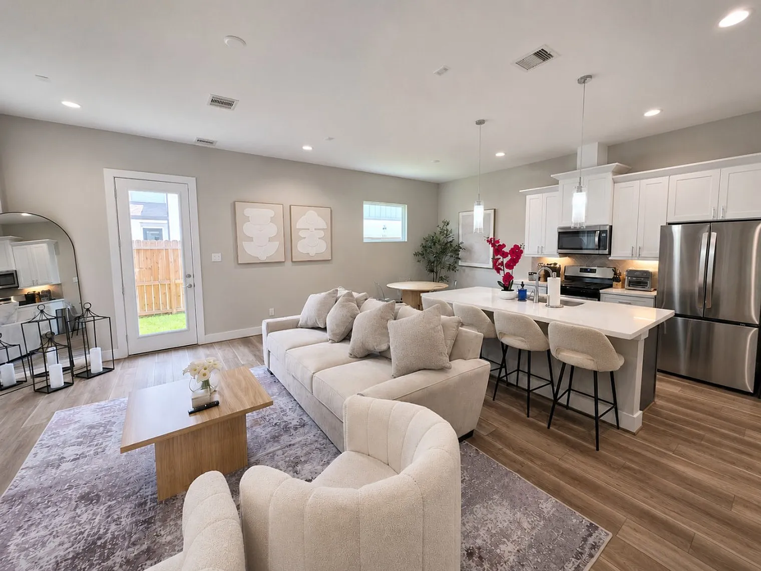 3 bed, 2.0 bath, 1270 sqft, $2,800 — Photo 2