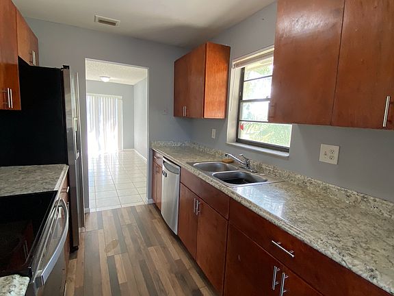 3rd image of 4640 Summit Blvd