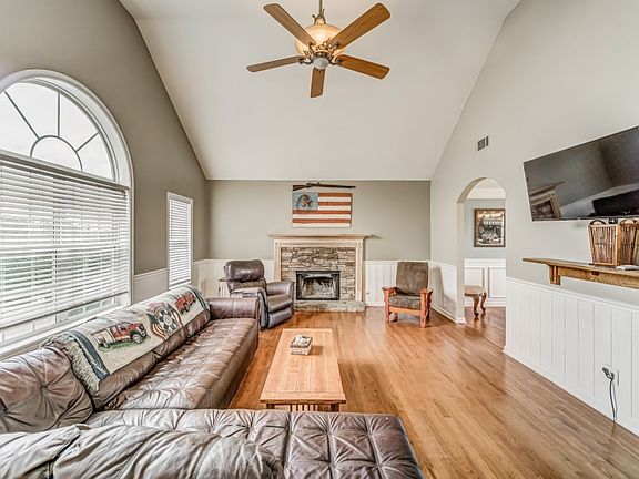 3rd image of 18 Henderson Woods Dr